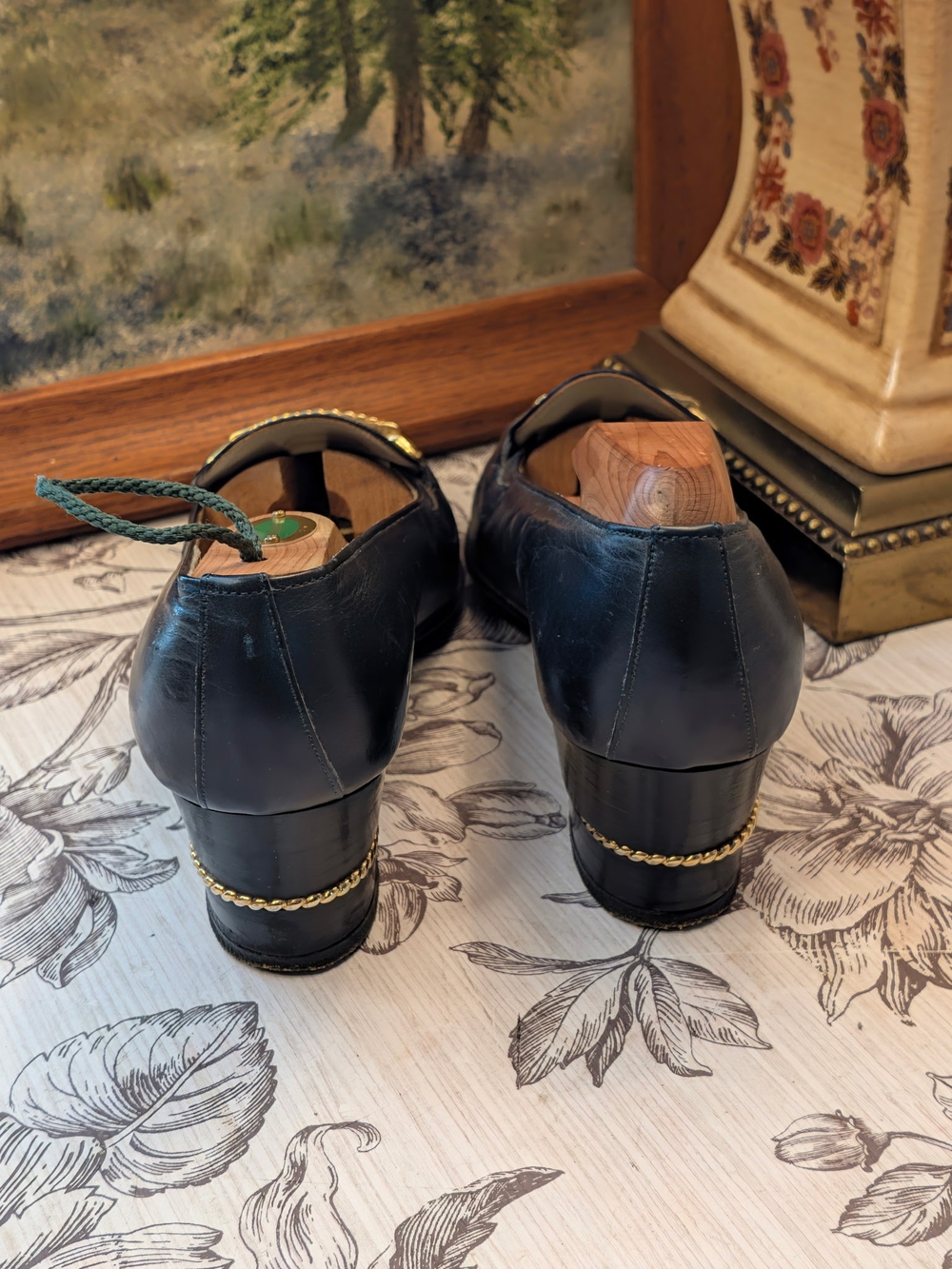 Vintage Gucci Navy Leather Women's Loafers with Gold Chain Trim - Picture 2 of 9